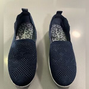 Tommy Bahama Navy Knit Scalloped Edge Slip-On
Sneakers-GUC-size 8